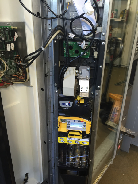 Datei:Münzwechsler in Tür klein.jpg